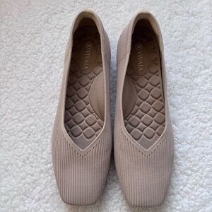 Vivaia Lightweight Square-Toe V-Cut Flats Margot  size 9